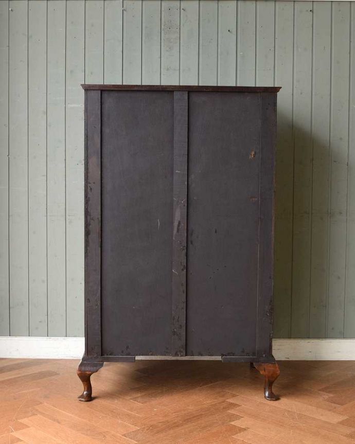 アンティークのキャビネット　アンティーク家具　英国のアンティーク家具、圧迫感を感じさせないスモールローブ（ウォルナット材）。後ろ姿も見てください。(q-1382-f)