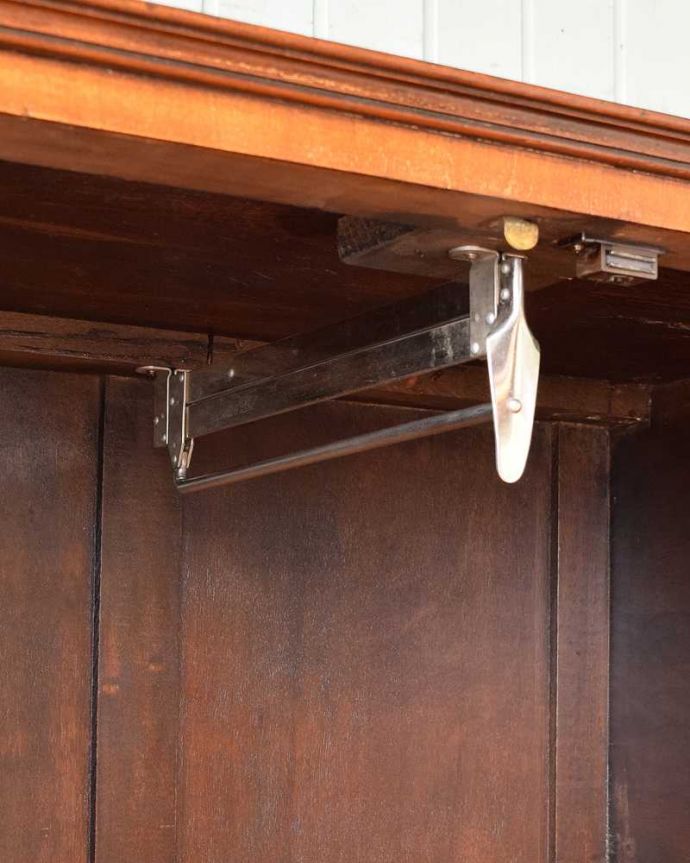 アンティークのキャビネット　アンティーク家具　英国のアンティーク家具、圧迫感を感じさせないスモールローブ（ウォルナット材）。お洋服を掛ける場所ポールが付いているので、ここにハンガーを掛けてください。(q-1382-f)