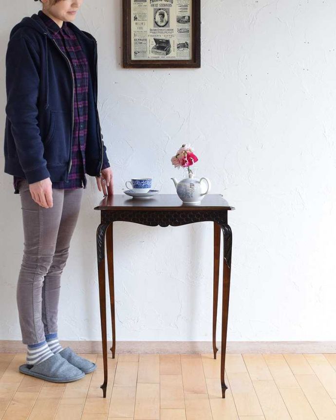 アンティークのテーブル　アンティーク家具　美しい脚のアンティーク家具、マホガニー材のサイドテーブル。どんな場所でも便利に使える小さなテーブルそもそも「オケージョナル」とは「便利に使える」と言う意味。(q-1383-f)