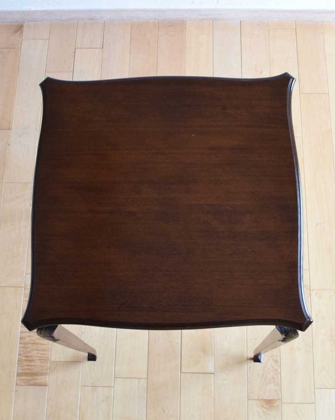 アンティークのテーブル　アンティーク家具　美しい脚のアンティーク家具、マホガニー材のサイドテーブル。天板の形を見てみると･･･テーブルの形を上から見ると、こんな感じです。(q-1383-f)