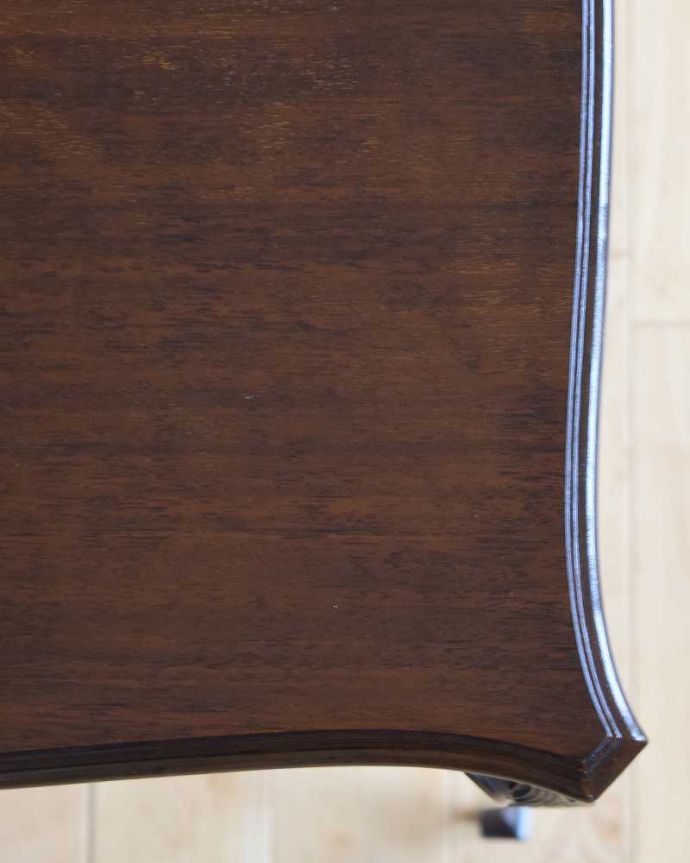 アンティークのテーブル　アンティーク家具　美しい脚のアンティーク家具、マホガニー材のサイドテーブル。天板を近づいてみると…アンティークだから手に入れることが出来る天板に使われている銘木の美しさにうっとりです。(q-1383-f)