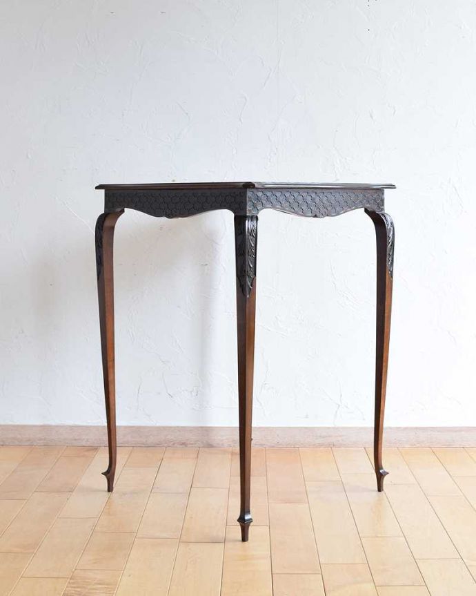 アンティークのテーブル　アンティーク家具　美しい脚のアンティーク家具、マホガニー材のサイドテーブル。クルッと回転。(q-1383-f)