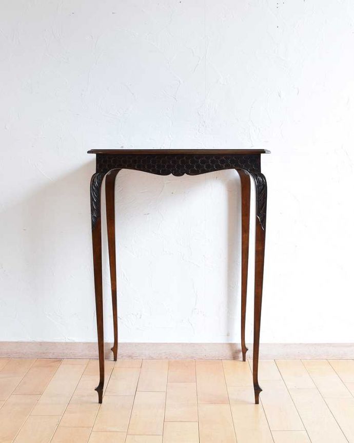 アンティークのテーブル　アンティーク家具　美しい脚のアンティーク家具、マホガニー材のサイドテーブル。こちら側も、もちろんキレイです！アンティークは新品ではないので、もちろん経年変化によるキズはありますが、専門の職人がキレイにお直しをしているので、どの角度から見てもキレイです。(q-1383-f)