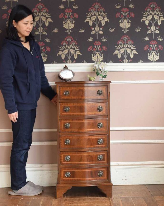 アンティークのチェスト アンティーク家具 マホガニー材のアンティーク英国家具、美しいチェスト(トールボーイ)。大人の雰囲気漂う英国スタイルのトールボーイアンティークチェストの中でも細身で背が高いトールボーイは、引き出しがたくさんあって収納がタップリ出来る実力派。(q-1384-f)