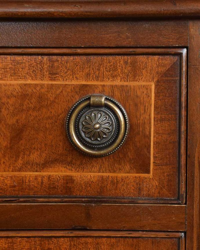 アンティークのチェスト アンティーク家具 マホガニー材のアンティーク英国家具、美しいチェスト(トールボーイ)。取っ手もアンティークらしい・・・アンティーク家具の取っ手は、なんだか高級感があるんですよね。(q-1384-f)