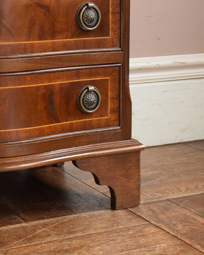 アンティークのチェスト アンティーク家具 マホガニー材のアンティーク英国家具、美しいチェスト(トールボーイ)。女性1人でラクラク運べちゃう仕掛けHandleのアンティークは、脚の裏にフェルトキーパーをお付けしています。(q-1384-f)