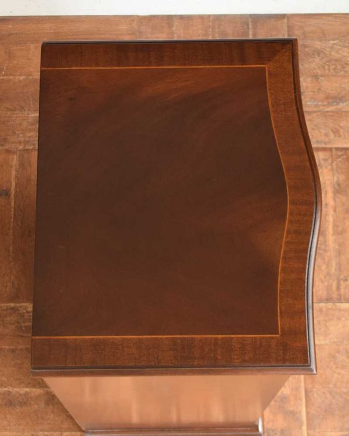 アンティークのチェスト アンティーク家具 マホガニー材のアンティーク英国家具、美しいチェスト(トールボーイ)。上から見ると・・・こんな形のチェストです。(q-1384-f)