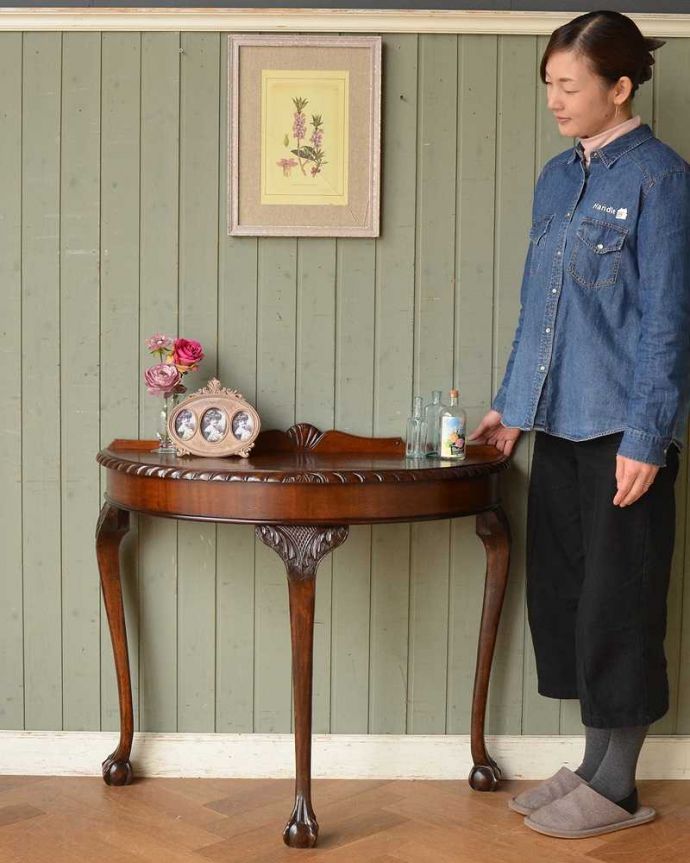 アンティークのテーブル　アンティーク家具　空間を彩るハーフムーンのアンティーク家具、美しい木目のコンソールテーブル。壁にピタッと付けるだけで出来るおしゃれコーナーハーフムーン型のコンソールテーブルは見せる場所を作ってくれる最強のアンティーク家具。(q-1385-f)