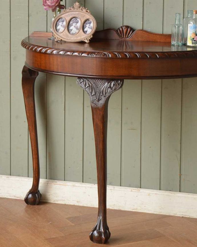 アンティークのテーブル　アンティーク家具　空間を彩るハーフムーンのアンティーク家具、美しい木目のコンソールテーブル。美しいデザインが印象的実用性を求めない見せ場を作ってくれるコンソールは、何より見た目が重要。(q-1385-f)