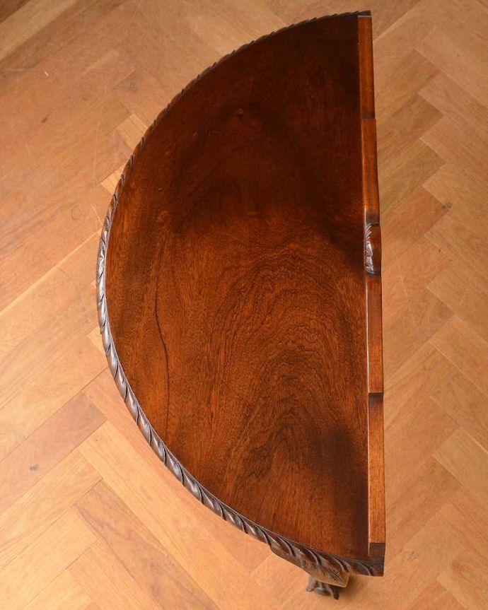 アンティークのテーブル　アンティーク家具　空間を彩るハーフムーンのアンティーク家具、美しい木目のコンソールテーブル。上から見ると半分のお月様が見えますハーフムーン（半月型）の天板には、何を置いても素敵に魅せてくれる力があります。(q-1385-f)