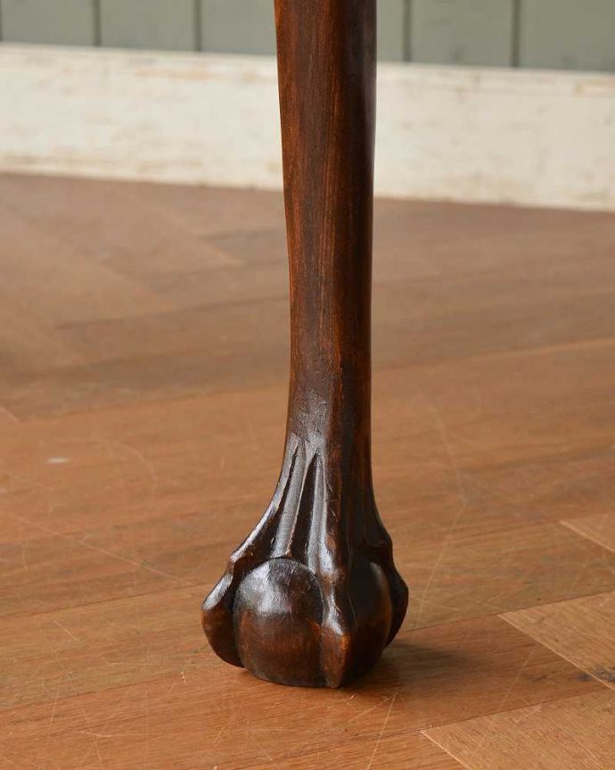 アンティークのテーブル　アンティーク家具　空間を彩るハーフムーンのアンティーク家具、美しい木目のコンソールテーブル。持ち上げなくても移動できます！Handleのアンティークは、脚の裏にフェルトキーパーをお付けしていますので、床を滑らせてれば女性1人でも移動が簡単です。(q-1385-f)