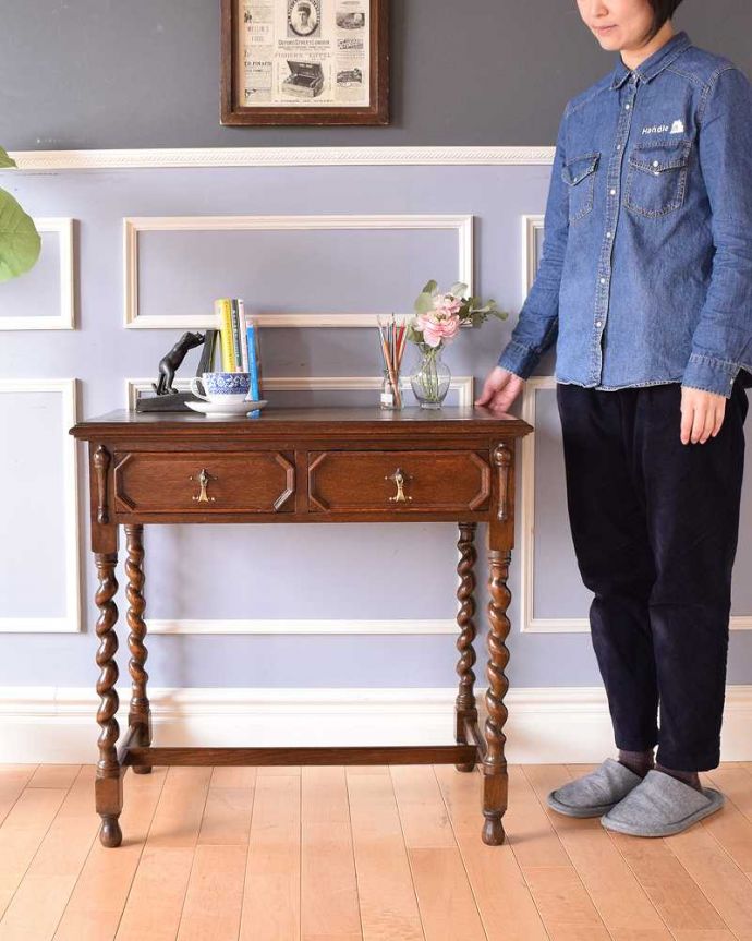 アンティークのデスク・書斎机 アンティーク家具 イギリス輸入のアンティーク家具、コンパクトなアンティークのライティングデスク(机)。英国アンティークらしくカッコいい大人のデスクアンティーク家具の中でも特に人気の高いデスク。(q-1386-f)