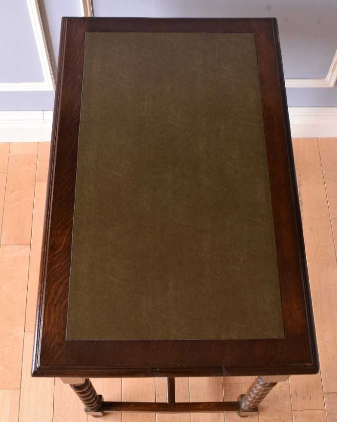 アンティークのデスク・書斎机 アンティーク家具 イギリス輸入のアンティーク家具、コンパクトなアンティークのライティングデスク(机)。天板もピカピカにお直ししました。(q-1386-f)