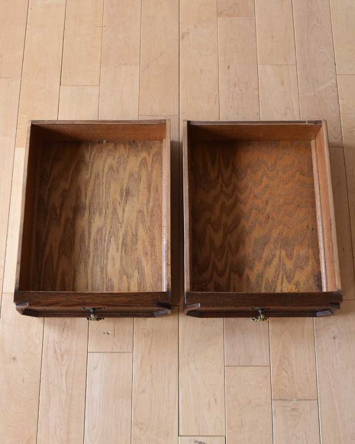 アンティークのデスク・書斎机 アンティーク家具 イギリス輸入のアンティーク家具、コンパクトなアンティークのライティングデスク(机)。引き出しの中もキレイに修復しました。(q-1386-f)