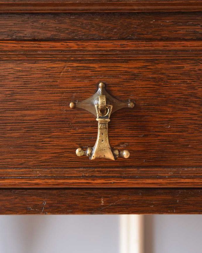 アンティークのデスク・書斎机 アンティーク家具 イギリス輸入のアンティーク家具、コンパクトなアンティークのライティングデスク(机)。開ける度にワクワクする取っ手取っ手もアンティークらしく凝ったデザイン。(q-1386-f)