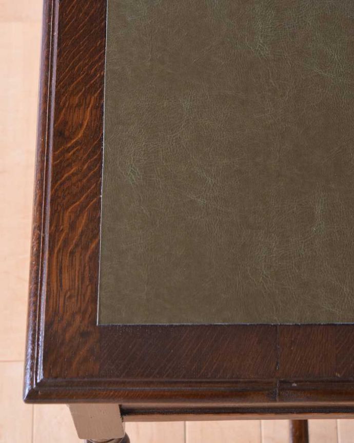 アンティークのデスク・書斎机 アンティーク家具 イギリス輸入のアンティーク家具、コンパクトなアンティークのライティングデスク(机)。天板を近くから見ると・・・デスクは天板を使う家具なので、キレイにお直ししました。(q-1386-f)