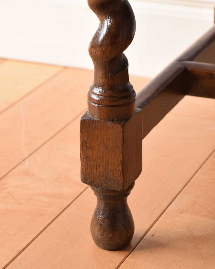 アンティークのデスク・書斎机 アンティーク家具 イギリス輸入のアンティーク家具、コンパクトなアンティークのライティングデスク(机)。女性1人でラクラク運べちゃう仕掛けHandleのアンティークは、脚の裏にフェルトキーパーをお付けしています。(q-1386-f)