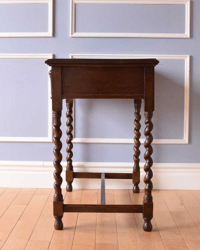 アンティークのデスク・書斎机 アンティーク家具 イギリス輸入のアンティーク家具、コンパクトなアンティークのライティングデスク(机)。横顔も美しく!こんな風に見えますもちろん、横側もキレイに修復しているので、横から見てもキレイです。(q-1386-f)