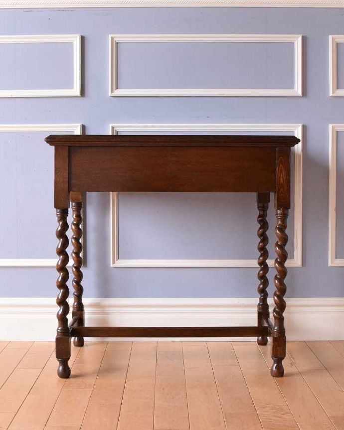 アンティークのデスク・書斎机 アンティーク家具 イギリス輸入のアンティーク家具、コンパクトなアンティークのライティングデスク(机)。後ろ姿もキレイなんです。(q-1386-f)