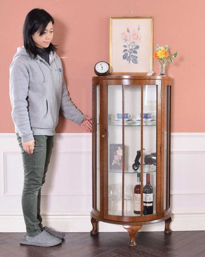 アンティークのキャビネット　アンティーク家具　英国らしいアンティーク、コンパクトサイズのガラスキャビネット。どこからでも中が見える半月型のキャビネット半月型をしたハーフムーンのキャビネットは、グルっと180度、どの場所からも中が美しく見える人気のキャビネットです。(q-1387-f)