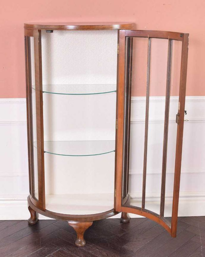 アンティークのキャビネット　アンティーク家具　英国らしいアンティーク、コンパクトサイズのガラスキャビネット。扉を開けて中を見てみると…職人がキレイに修復して、背板も新しい生地に張替えました。(q-1387-f)