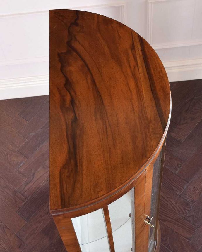 アンティークのキャビネット　アンティーク家具　英国らしいアンティーク、コンパクトサイズのガラスキャビネット。上から見るとよく分かるハーフムーンの形キャビネットを上から見てみるとこんな感じの半月型。(q-1387-f)