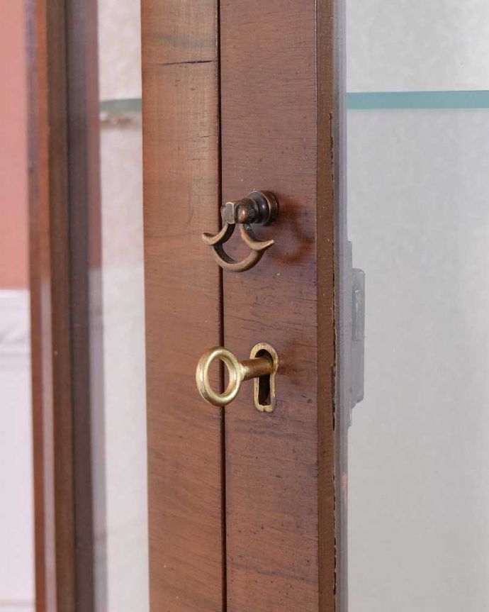 アンティークのキャビネット　アンティーク家具　英国らしいアンティーク、コンパクトサイズのガラスキャビネット。開ける度にワクワク･･･ カギを使って扉を開ける度に、まるで宝箱を開けるみたいです。(q-1387-f)