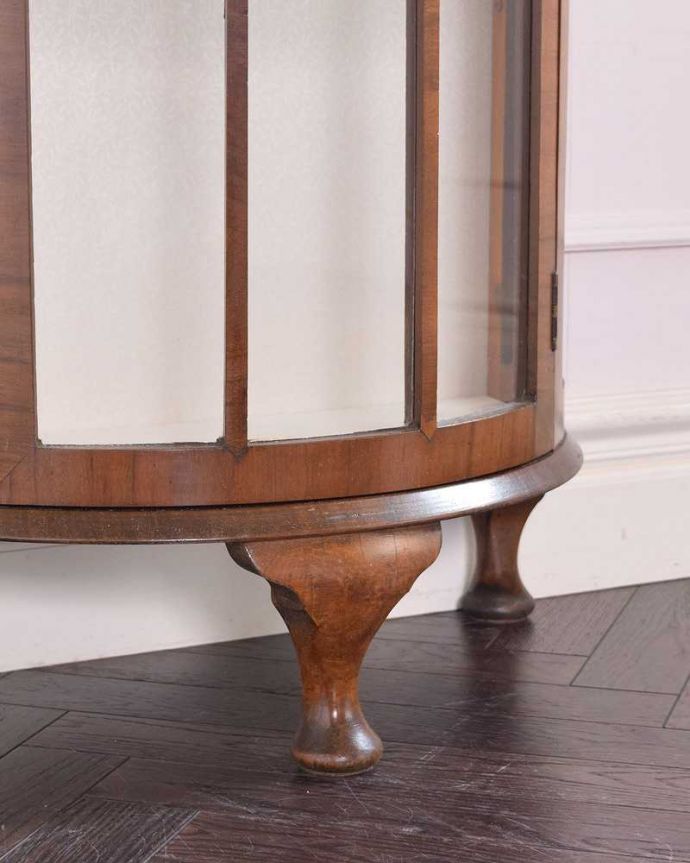 アンティークのキャビネット　アンティーク家具　英国らしいアンティーク、コンパクトサイズのガラスキャビネット。女性1人でラクラク運べちゃう仕掛けHandleのアンティークは、脚の裏にフェルトキーパーをお付けしています。(q-1387-f)