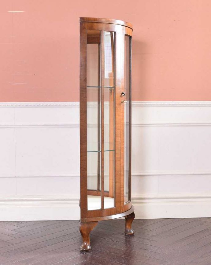 アンティークのキャビネット　アンティーク家具　英国らしいアンティーク、コンパクトサイズのガラスキャビネット。180度どこからでも中が見れちゃうグルっと180度、どの角度からでも中が見れるハーフムーン型。(q-1387-f)