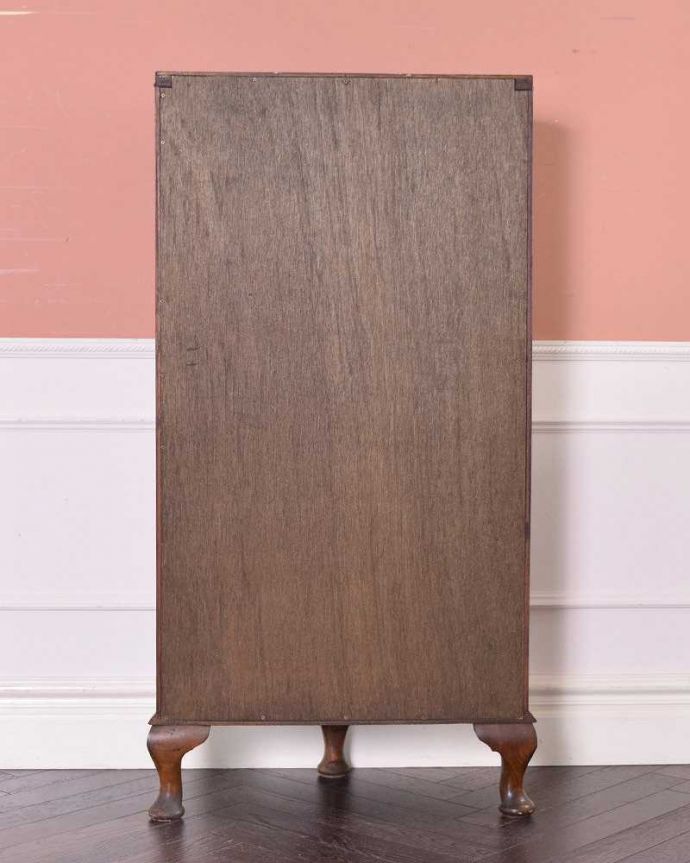 アンティークのキャビネット　アンティーク家具　英国らしいアンティーク、コンパクトサイズのガラスキャビネット。もちろん後姿もキレイですアンティークは新品ではないので、もちろん経年変化によるキズはありますが、専門の職人がしっかり修復しているので後ろ姿までキレイです。(q-1387-f)