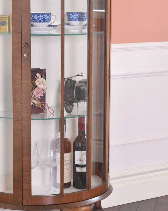 アンティークのキャビネット　アンティーク家具　英国らしいアンティーク、コンパクトサイズのガラスキャビネット。ガラス越しに見るお気に入りの美しさ…アンティークのガラス扉を通して見ると、中に入れたものがキラッキラに輝いて見えるんです。(q-1387-f)