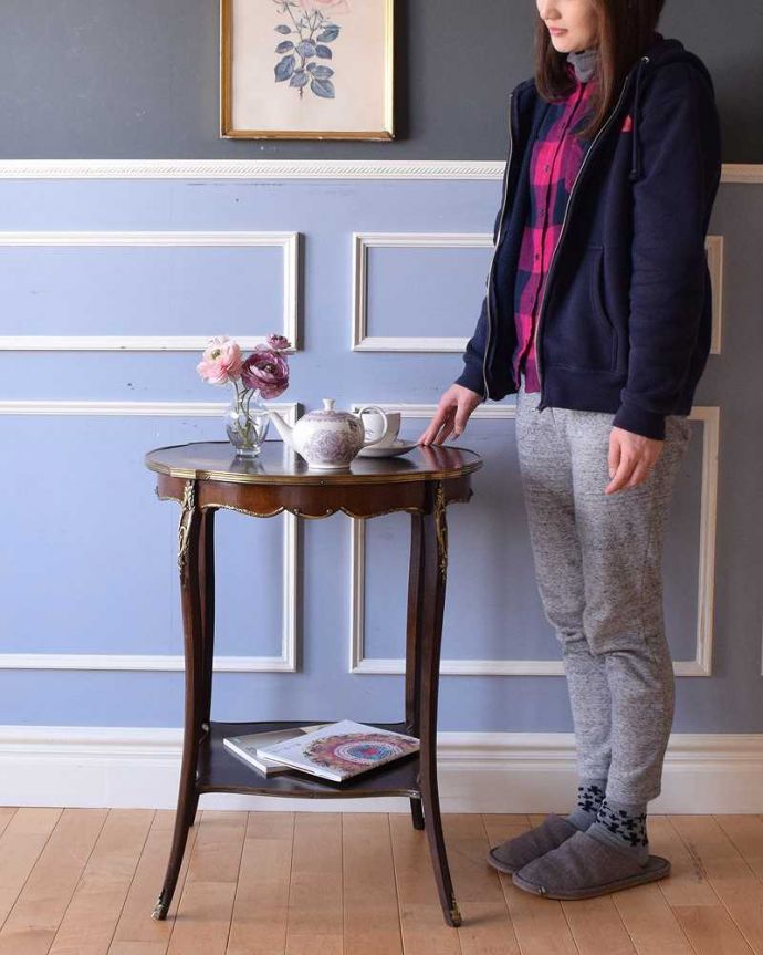 アンティークのテーブル　アンティーク家具　天板に描かれた美しいお花にうっとり、英国アンティークのオケージョナルテーブル。どんな場所でも便利に使える小さなテーブルそもそも「オケージョナル」とは「便利に使える」と言う意味。(q-1388-f)