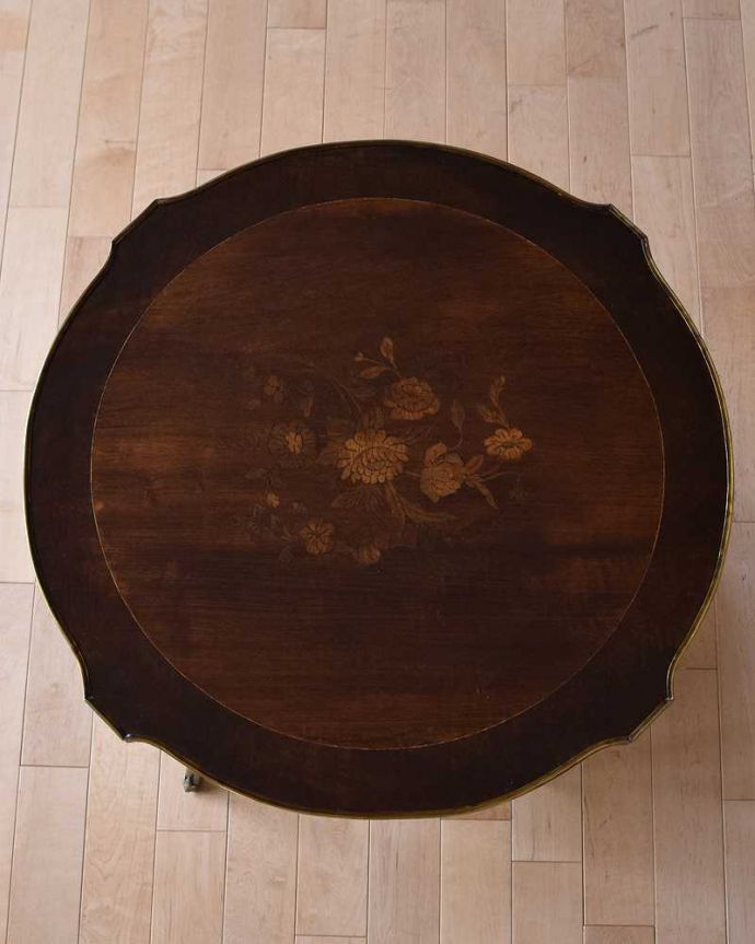 アンティークのテーブル　アンティーク家具　天板に描かれた美しいお花にうっとり、英国アンティークのオケージョナルテーブル。天板の形を見てみると･･･テーブルの形を上から見ると、こんな感じです。(q-1388-f)