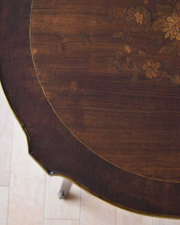 アンティークのテーブル　アンティーク家具　天板に描かれた美しいお花にうっとり、英国アンティークのオケージョナルテーブル。天板を近づいてみると…アンティークだから手に入れることが出来る天板に使われている銘木の美しさにうっとりです。(q-1388-f)