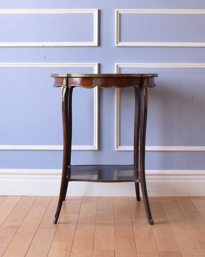 アンティークのテーブル　アンティーク家具　天板に描かれた美しいお花にうっとり、英国アンティークのオケージョナルテーブル。クルッと回転。(q-1388-f)