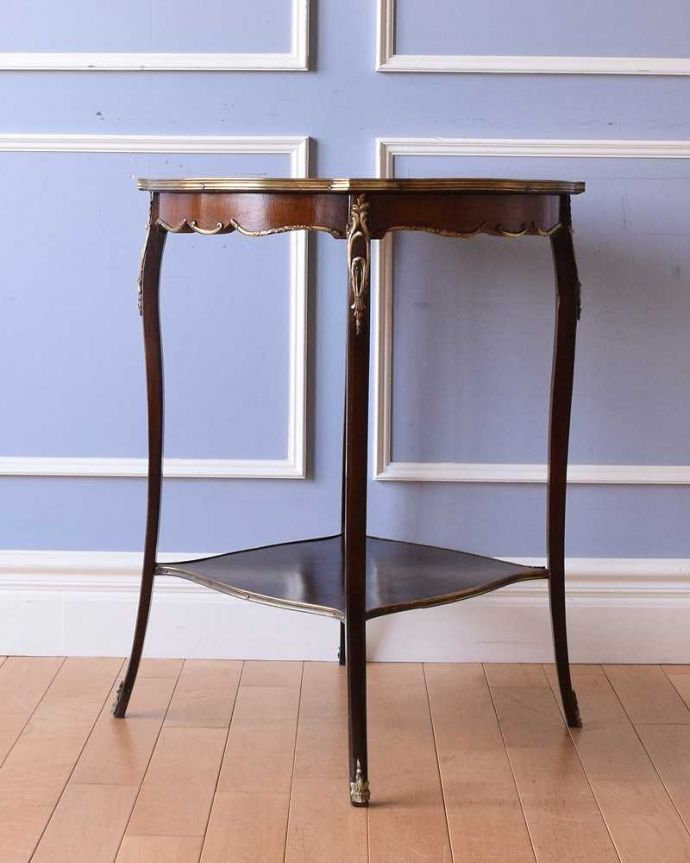 アンティークのテーブル　アンティーク家具　天板に描かれた美しいお花にうっとり、英国アンティークのオケージョナルテーブル。こちら側も、もちろんキレイです！アンティークは新品ではないので、もちろん経年変化によるキズはありますが、専門の職人がキレイにお直しをしているので、どの角度から見てもキレイです。(q-1388-f)