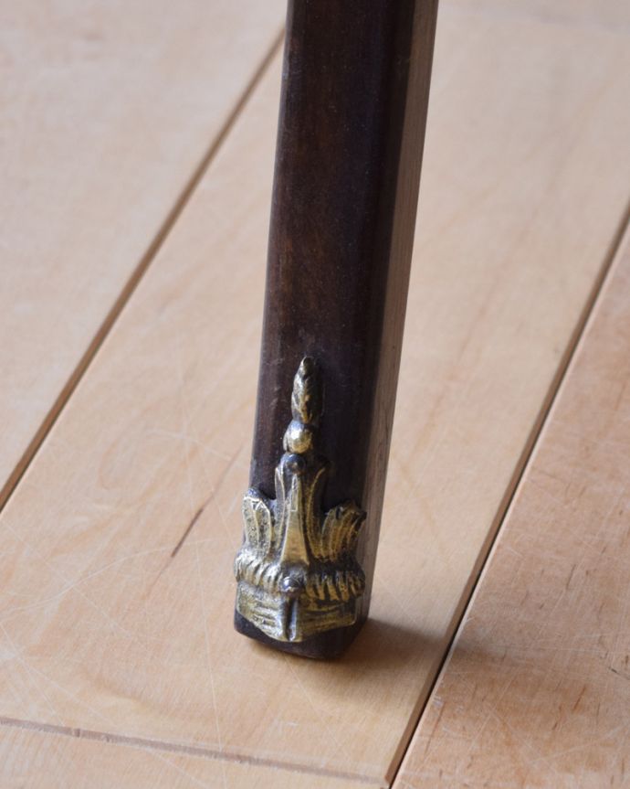 アンティークのテーブル　アンティーク家具　天板に描かれた美しいお花にうっとり、英国アンティークのオケージョナルテーブル。持ち上げなくても移動できます！Handleのアンティークは、脚の裏にフェルトキーパーをお付けしていますので、床を滑らせてれば移動が簡単です。(q-1388-f)