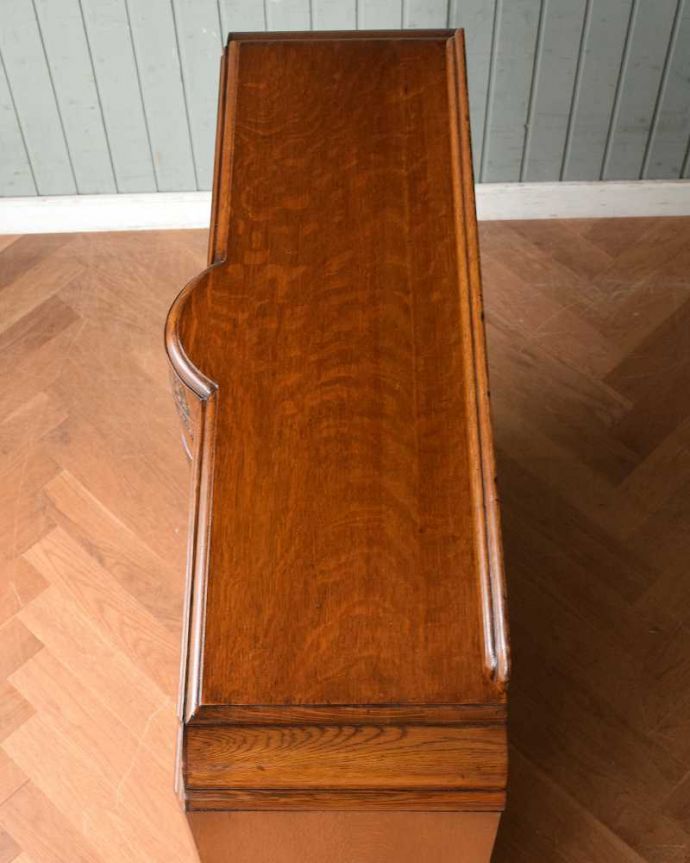 アンティークのキャビネット　アンティーク家具　華やかなアンティークの英国家具、お花の彫刻入りのブックケース（本棚） 。上から見てみると…家具の形はこんな感じです。(q-1389-f)