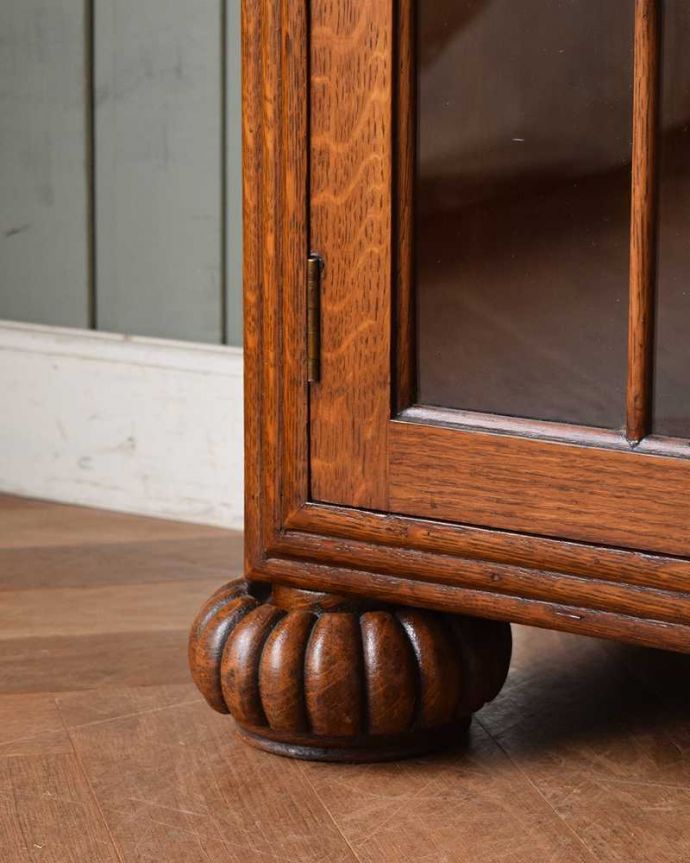 アンティークのキャビネット　アンティーク家具　華やかなアンティークの英国家具、お花の彫刻入りのブックケース（本棚） 。女性1人でラクラク運べちゃう仕掛けHandleのアンティークは、脚の裏にフェルトキーパーをお付けしています。(q-1389-f)