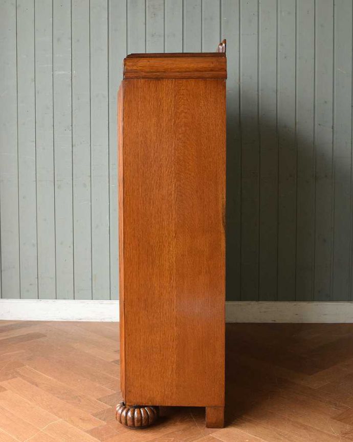 アンティークのキャビネット　アンティーク家具　華やかなアンティークの英国家具、お花の彫刻入りのブックケース（本棚） 。横から見てもステキ横顔だって英国アンティークらしくカッコイイんです。(q-1389-f)