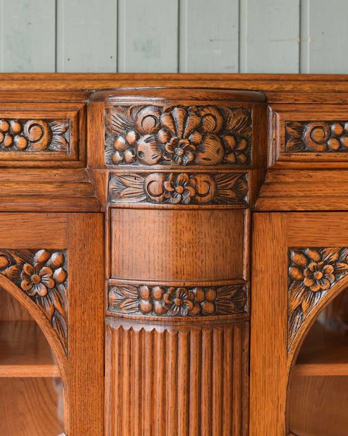 アンティークのキャビネット　アンティーク家具　華やかなアンティークの英国家具、お花の彫刻入りのブックケース（本棚） 。惚れ惚れしちゃう美しさこんなに堅い無垢材に一体どうやって彫ったんだろう？と不思議になるくらい細かい彫にうっとりです。(q-1389-f)