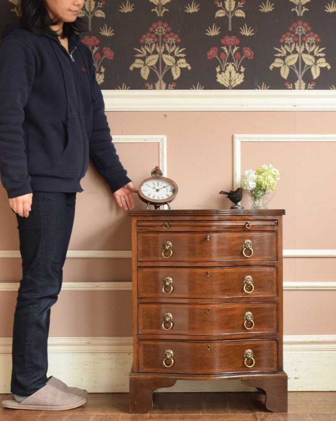 アンティークのチェスト アンティーク家具 マホガニー材を使ったアンティーク英国輸入家具、鍵付きベッドサイドチェスト(4段) 。大人の雰囲気が漂う人気のアンティークチェストアンティークだから手に入れることが出来る素材の質の良さを際立たせてくれるシンプルなデザイン。(q-1390-f)