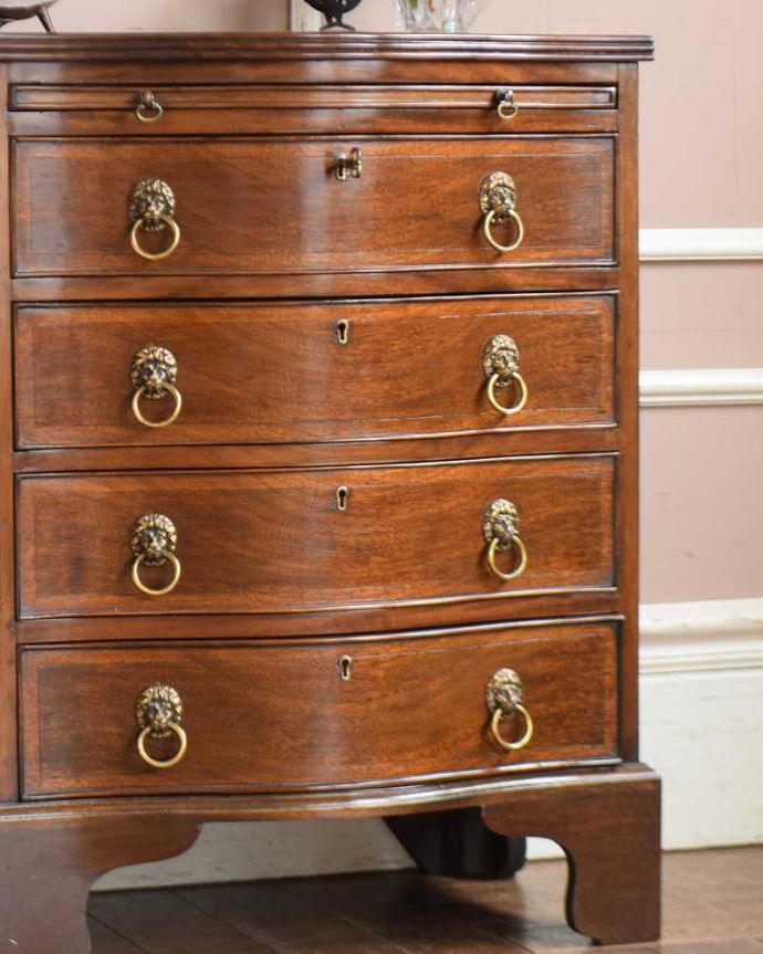 アンティークのチェスト アンティーク家具 マホガニー材を使ったアンティーク英国輸入家具、鍵付きベッドサイドチェスト(4段) 。見た目はもちろん、実用的に使って楽しみましょうアンティークのチェストは、見た目の木の美しさはもちろん、たっぷり収納も出来る実力派なんです。(q-1390-f)