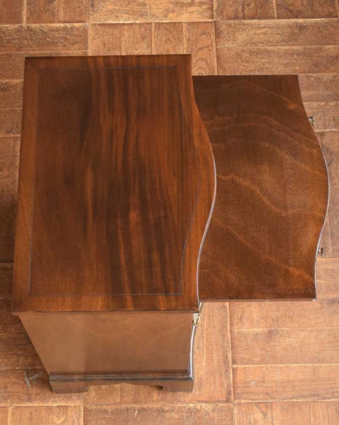 アンティークのチェスト アンティーク家具 マホガニー材を使ったアンティーク英国輸入家具、鍵付きベッドサイドチェスト(4段) 。ピカピカに仕上げました修復の時、天板もキレイに仕上げました。(q-1390-f)