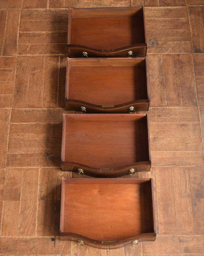 アンティークのチェスト アンティーク家具 マホガニー材を使ったアンティーク英国輸入家具、鍵付きベッドサイドチェスト(4段) 。キレイに修復しましたお洋服も収納できるように、引き出しの中も職人がしっかり時間をかけて修復しました。(q-1390-f)