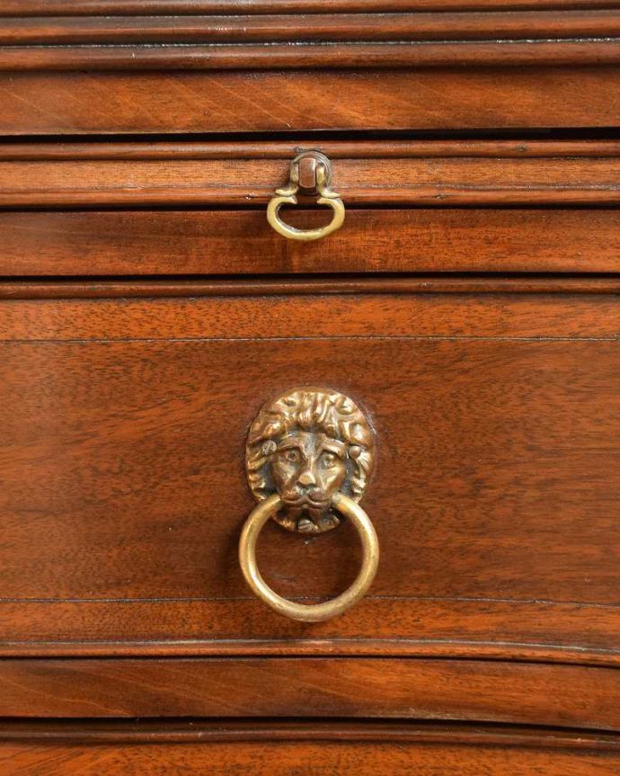 アンティークのチェスト アンティーク家具 マホガニー材を使ったアンティーク英国輸入家具、鍵付きベッドサイドチェスト(4段) 。アンティークらしい取っ手アンティーク家具は取っ手のデザインまで、なんだか高級感があるんですよね。(q-1390-f)