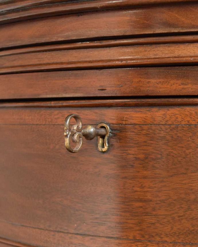 アンティークのチェスト アンティーク家具 マホガニー材を使ったアンティーク英国輸入家具、鍵付きベッドサイドチェスト(4段) 。大切なものも安心です引き出しにカギが付いているので、大切なものも収納することが出来ます。(q-1390-f)