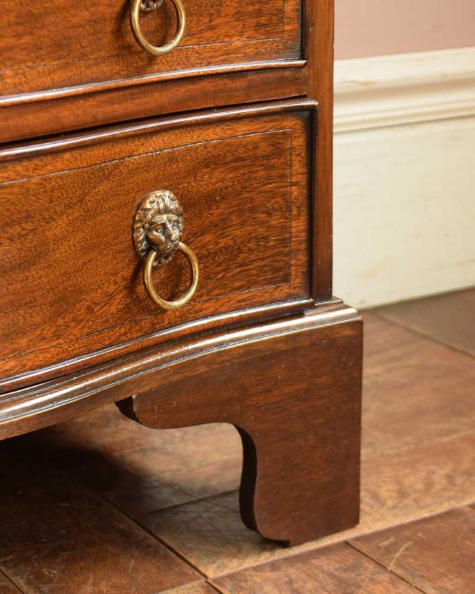 アンティークのチェスト アンティーク家具 マホガニー材を使ったアンティーク英国輸入家具、鍵付きベッドサイドチェスト(4段) 。女性1人でラクラク運べちゃう仕掛けHandleのアンティークは、脚の裏にフェルトキーパーをお付けしています。(q-1390-f)