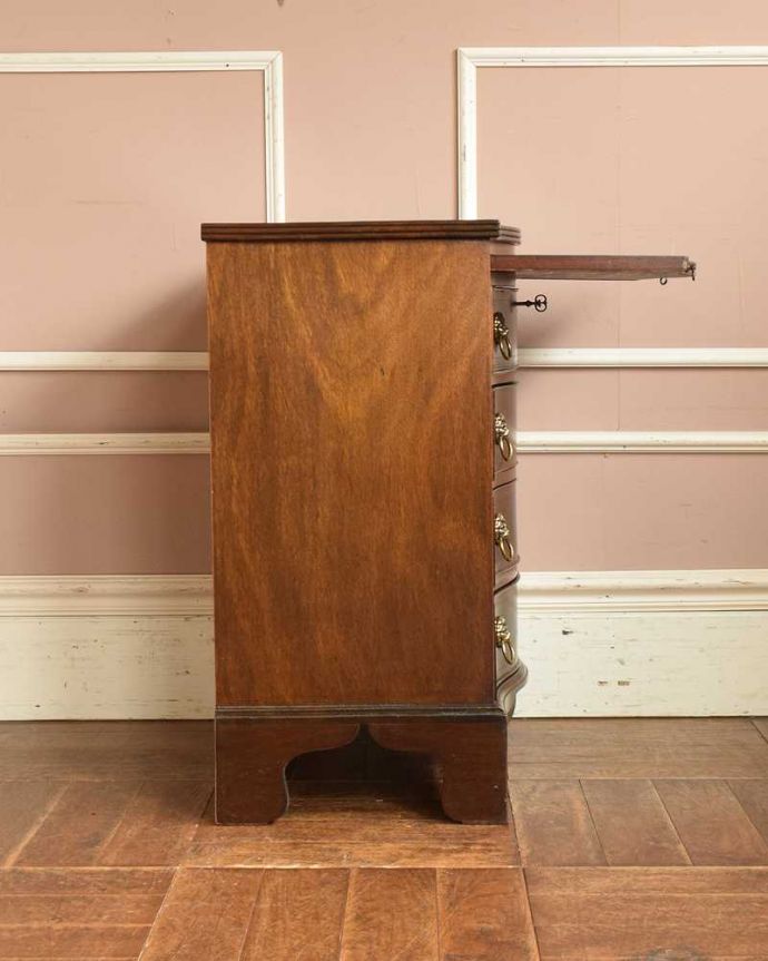 マホガニー材を使ったアンティーク英国輸入家具、鍵付きベッドサイド