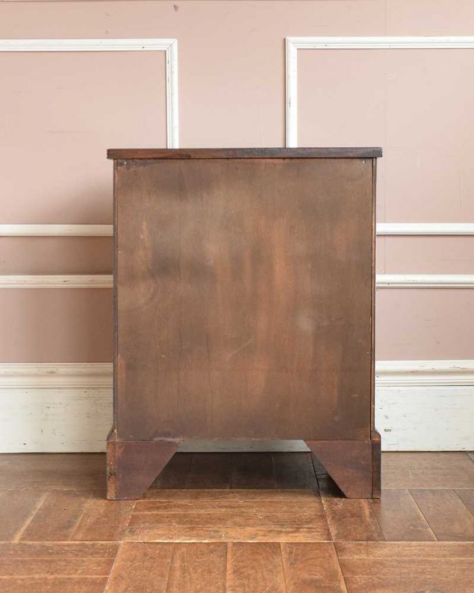 アンティークのチェスト アンティーク家具 マホガニー材を使ったアンティーク英国輸入家具、鍵付きベッドサイドチェスト(4段) 。後ろ姿も見て下さい。(q-1390-f)